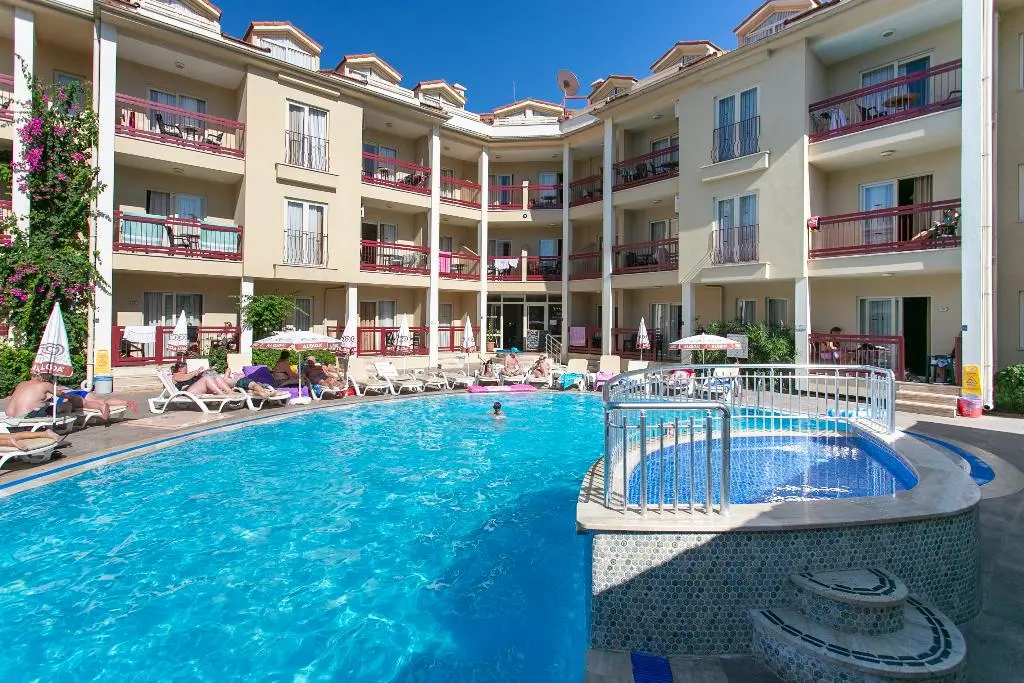 Club Amaris (Great for families and groups)