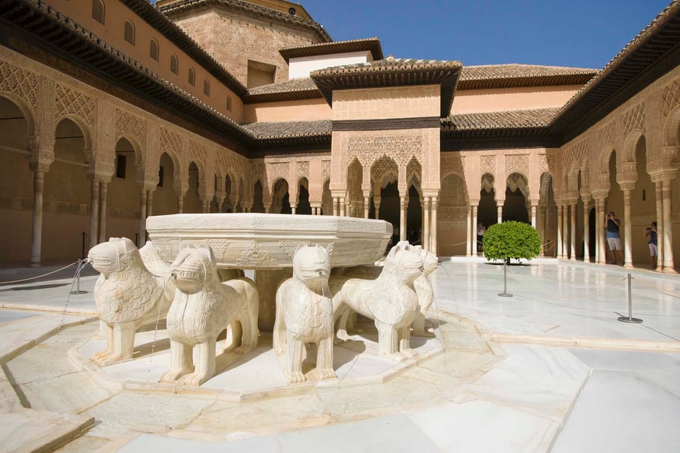 Alhambra Tour with Nasrid Palaces and Albaicín & Sacromonte