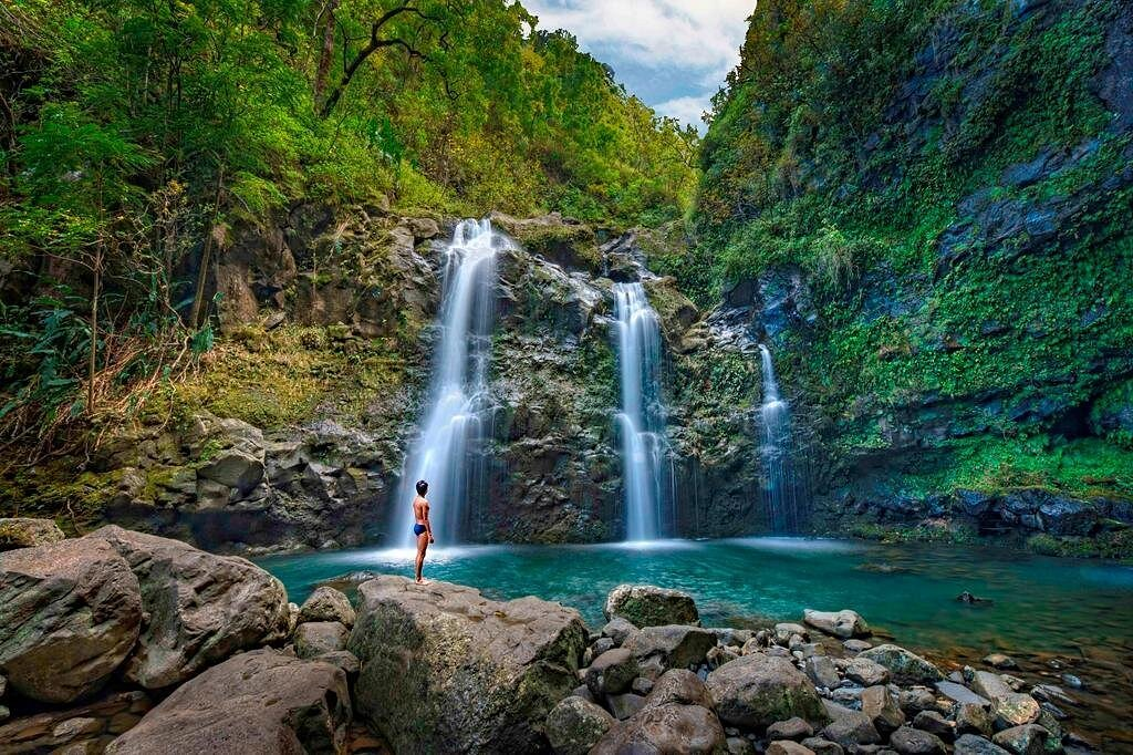 Hawaii Travel Guide: Famous Road to Hana Waterfalls and Lunch by Mercedes Van