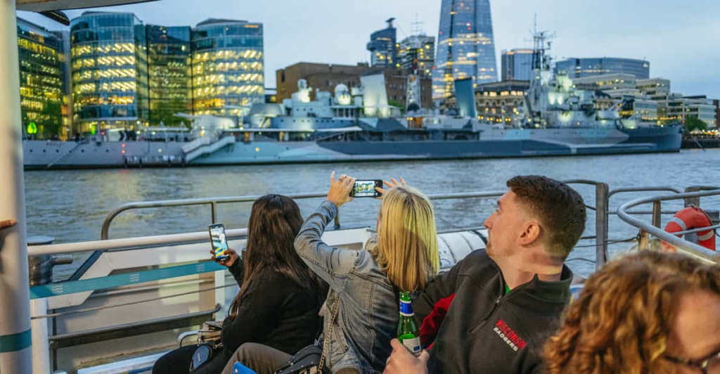 London: Ghost Walk and River Thames Boat Ride