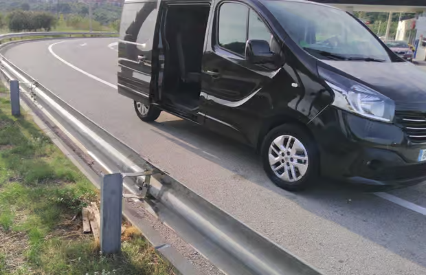 Mercedes executive Barcelona airport transfer van with professional driver assisting family with suitcases