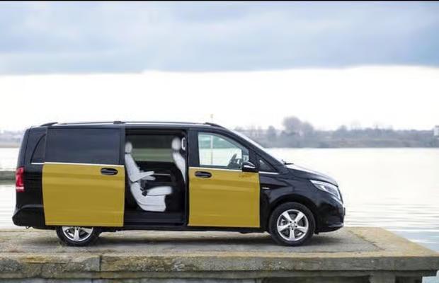 Private one-way Barcelona airport transfer service dropping passengers at El Prat Airport for morning departure