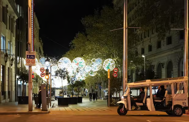 Evening Barcelona Christmas lights tuk tuk tour with festive decorations and warm blankets